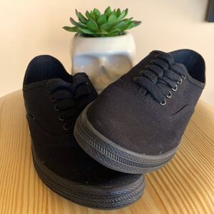 Universal Thread | Black Sneaker